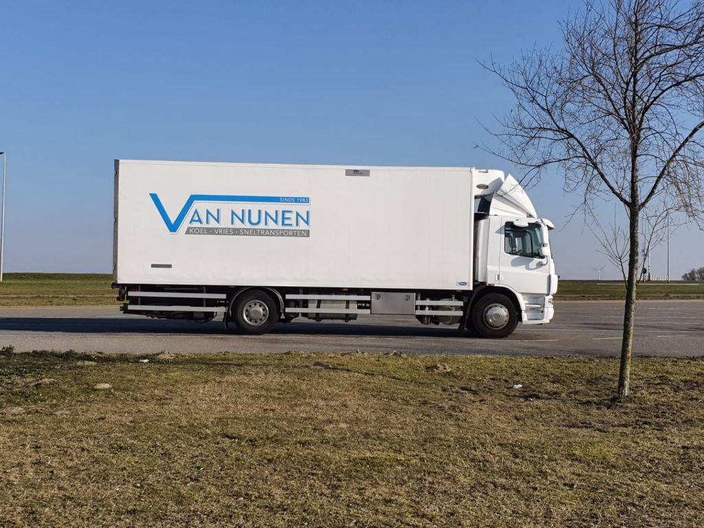 Vrachtwagen van transportbedrijf uit Etten-Leur klaar voor goederen transport