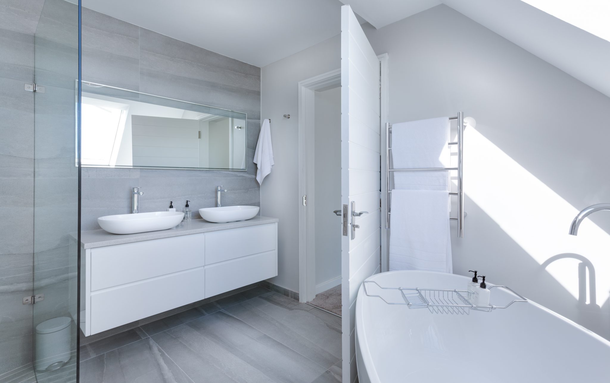 Moderne badkamer met zwevende meubels, goed verlichting en lichte kleuren voor optimaal inrichten