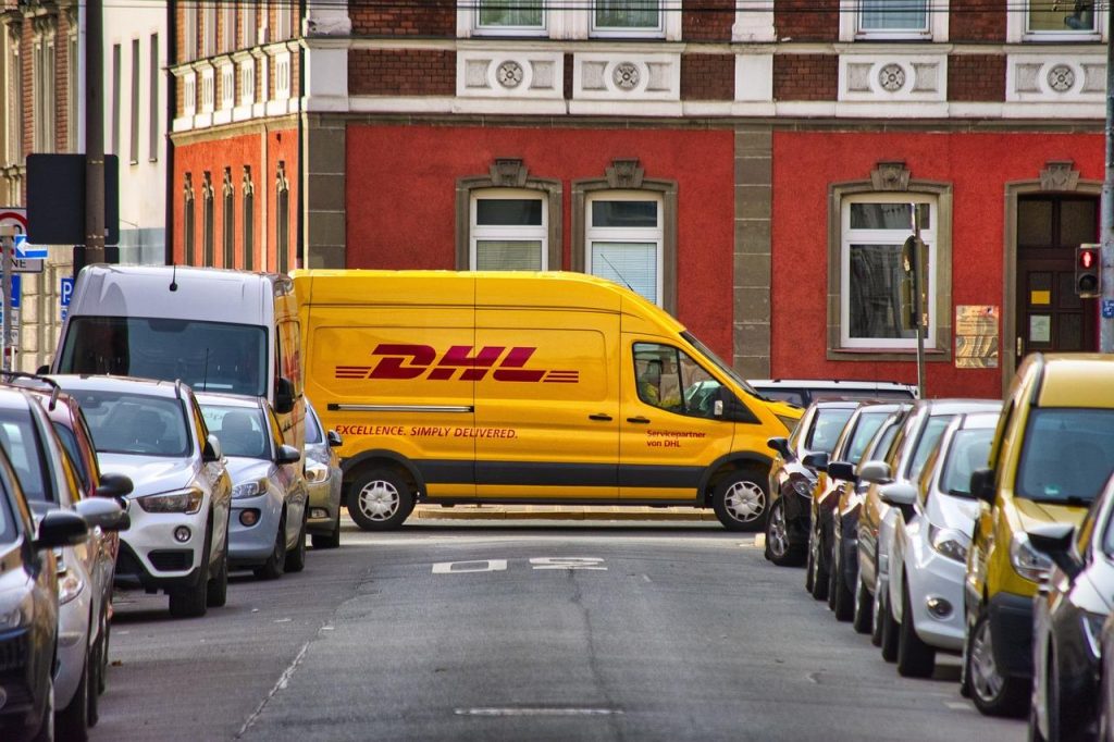 Voorbeeld van een DHL verzendlabel met alle essentiële verzendgegevens zichtbaar op een bruin verpakt pakket