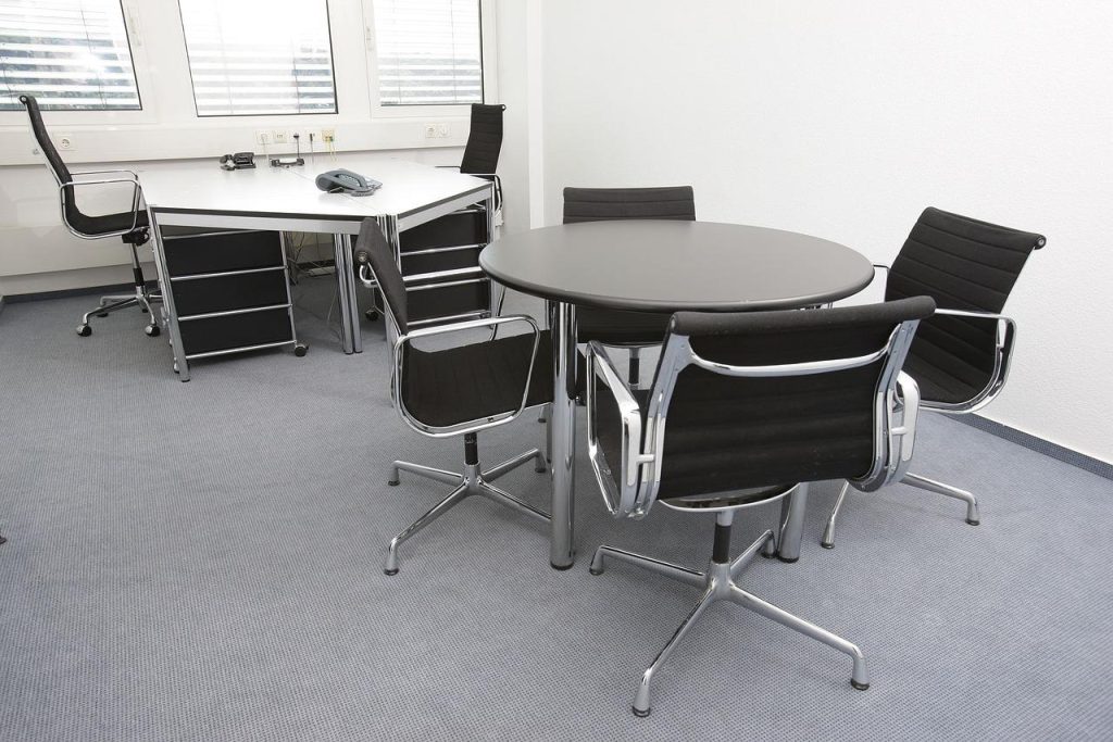 Ahrend 230 bureaustoel met verstelbare armleuningen en rugleuning in modern kantoorinterieur