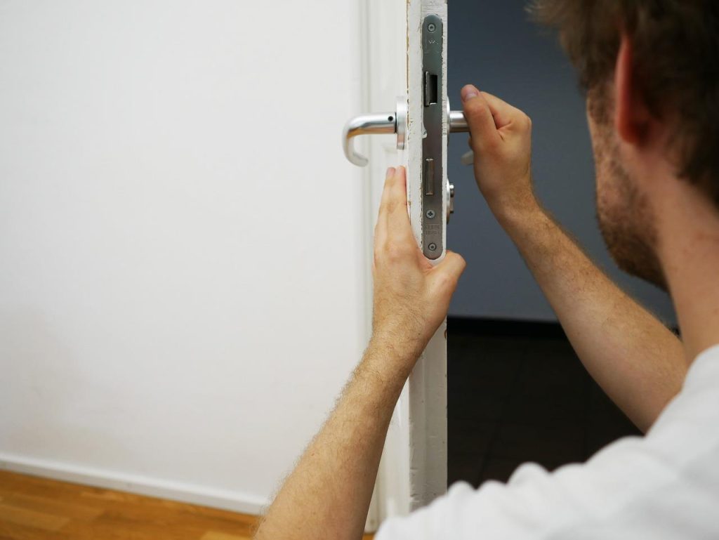 Professionele slotenmaker in Maastricht werkt aan beveiliging en slotinstallatie voor huizen en bedrijven
