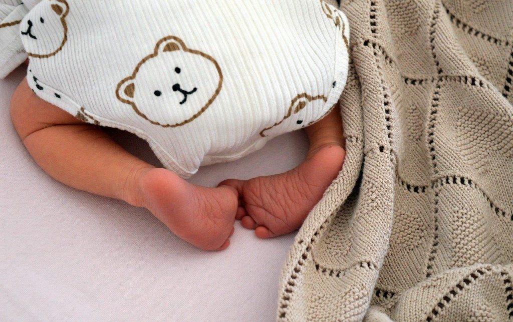 Stijlvolle babykleding in heldere kleuren en patronen die bijdragen aan de ontwikkeling van je baby