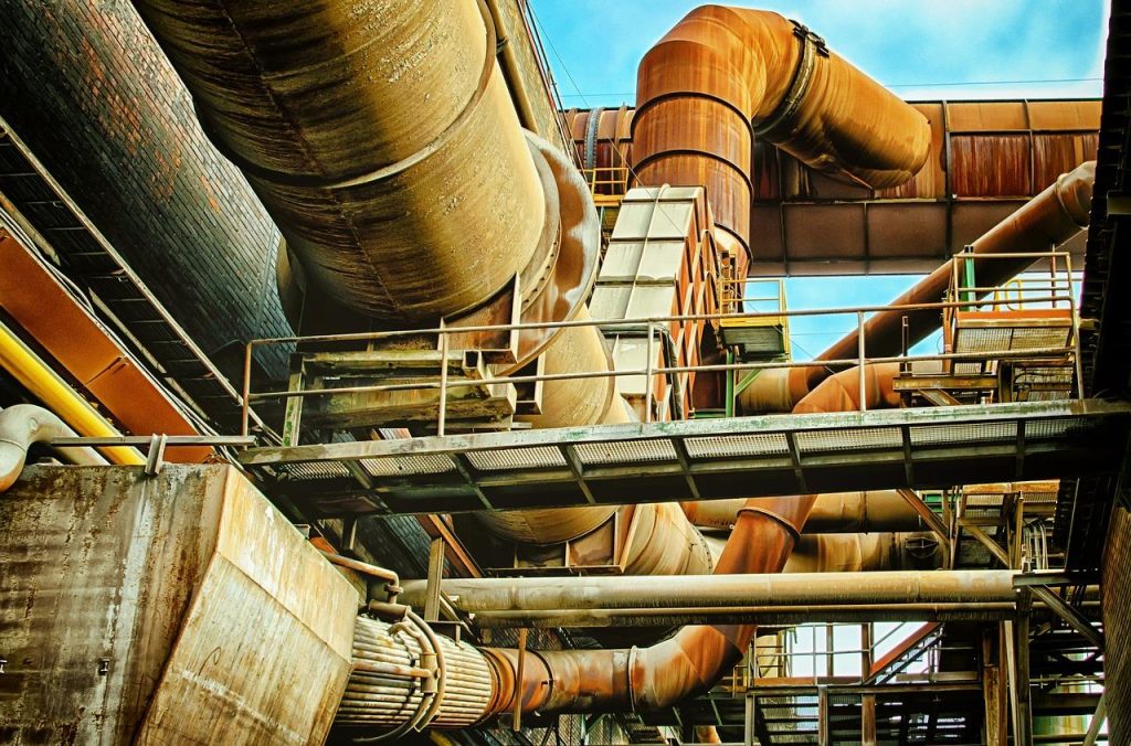 Werkers op een veilige en efficiënte bouwplaats met materialen en veiligheidsuitrusting correct georganiseerd